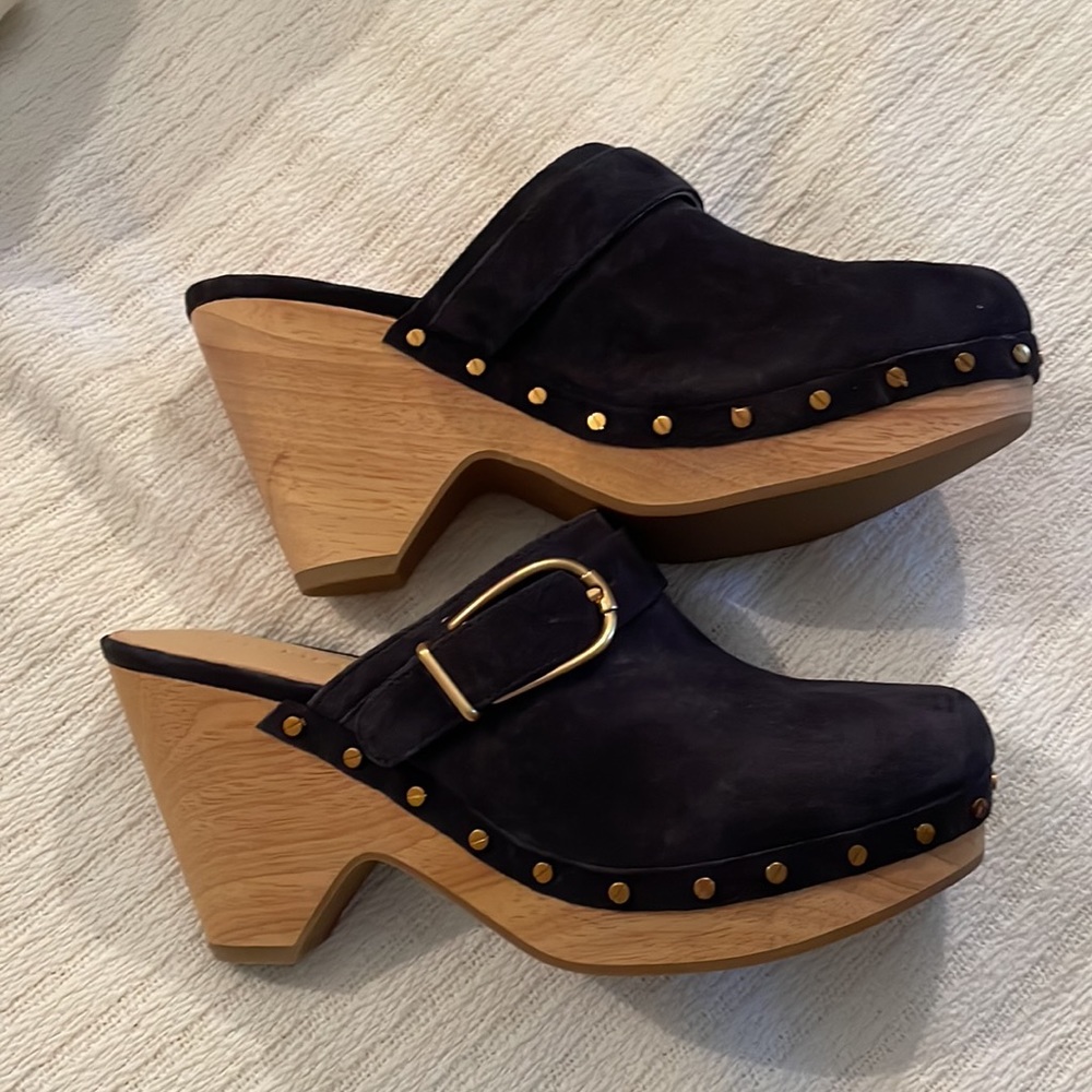 New and Never Worn in hard to find color Eclipse (Blue Suede). 2 1/2 inch heel